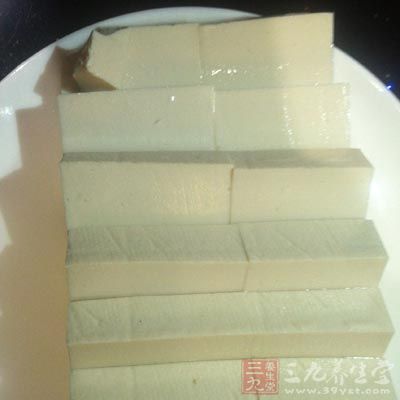 豆腐洗净，放入沸水锅中煮3分钟