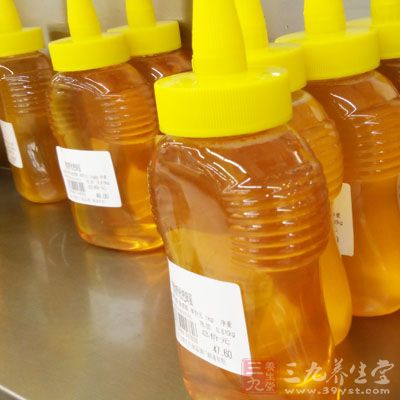 蜂蜜中含有大量的果糖、蛋白质、转氨酶