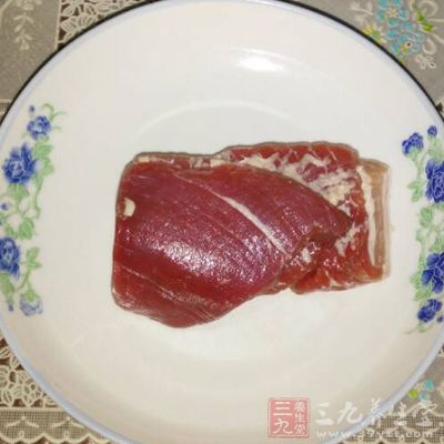 即每天需进食约3两瘦肉、一个鸡蛋、250毫升鲜奶或酸奶