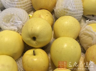 梨子的外皮一般是金黄色或者暖黄色的