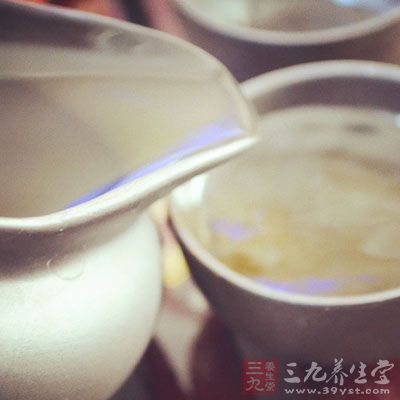 饮茶以现泡现饮为好，茶水放久了不仅保健成分减弱