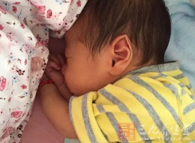 吐奶与宝宝的消化道、生理特点和喂养方法不当有关