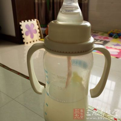 增加喂奶次数,减少每次的喂奶量 增加喂奶次数,减少每次的喂奶量