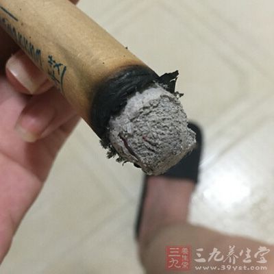 通常以艾草最为常用，故而称为艾灸