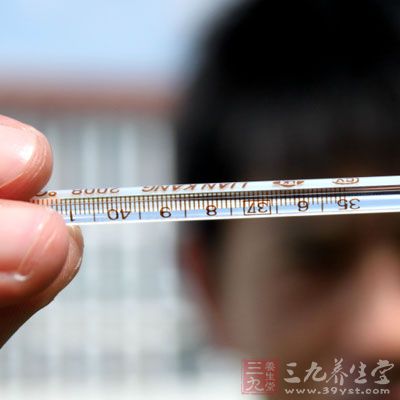 一般37.5——38℃為低熱，38.1——39℃為中度熱