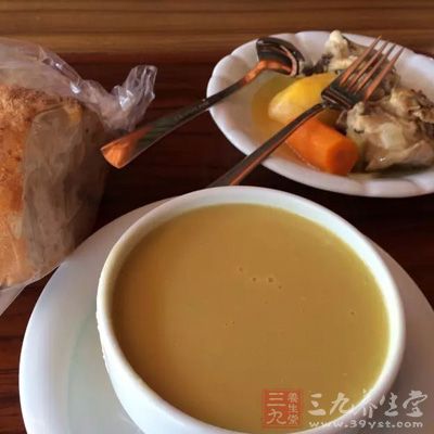 胃病患者的秋季饮食应以温、软、淡、素、鲜为宜，做到定时定量