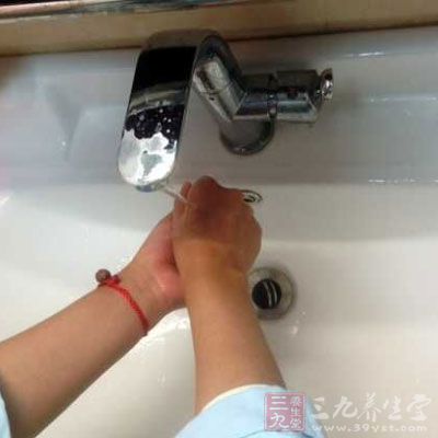 专家提醒正确洗脸方法 专家提醒正确洗脸方法