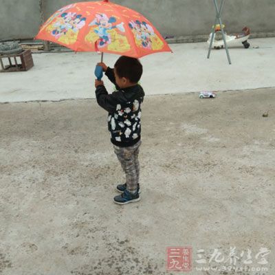 行人在下雨天打伞