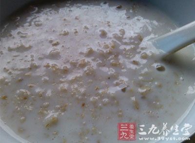 将大米淘洗干净，用水泡1小时，放进锅中熬成粥。为宝宝盛出一碗粥，加进3调羹奶粉，搅拌均匀即可