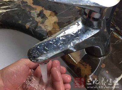 对于洗脸应该用冷水还是热水 对于洗脸应该用冷水还是热水