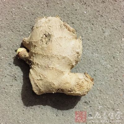 把生姜和党参切成片，茯苓则捣碎用纱布包起来，然后将所有的材料一起煮粥