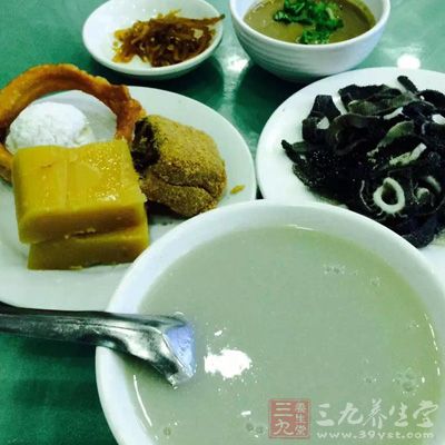 饮食尽量保持清淡，饮食讲究均衡搭配，吃得清淡些，可有肉类作为辅佐