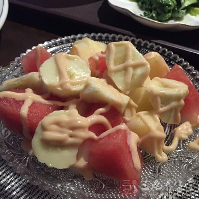 饮食宜鲜洁鲜，一是指适量吃新鲜蔬菜和水果