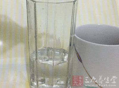 宝宝多喝水排尿，在排尿中可以带走热量和毒素