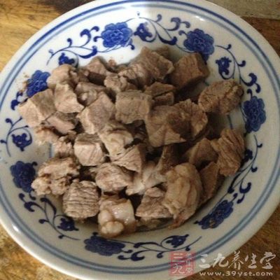 牛肉塊放入水中，焯至變色，撈出洗去浮沫