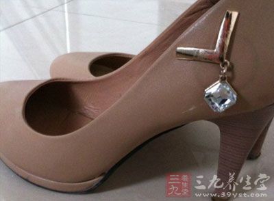 日常生活中尽可能不要穿带跟的鞋 日常生活中尽可能不要穿带跟的鞋