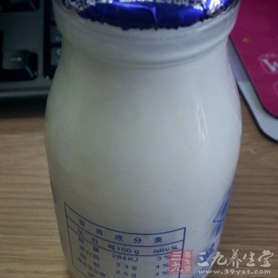 牛奶中含有乳糖，这种乳糖可以依靠小肠粘膜刷状缘上的细胞而分泌乳糖酶，