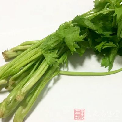 芹菜取嫩莖洗凈