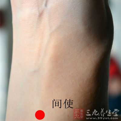 按壓著間使穴轉(zhuǎn)動(dòng)手腕，就可以幫助我們清心安神