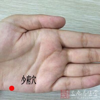 我們按壓著少府穴轉(zhuǎn)動(dòng)手腕，就可以預(yù)防冠心病