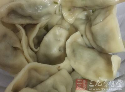 在家里制作猪肉饺子是一件很幸福的事情