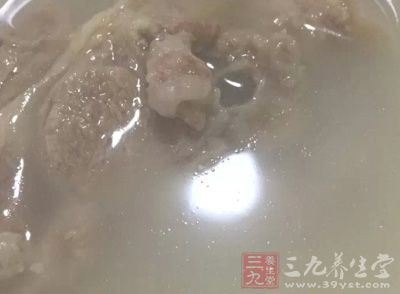 羊排的做法各种各样，在家里就可以制作