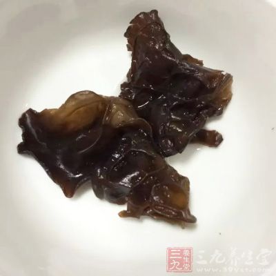 黑木耳泡發(fā)撕小朵