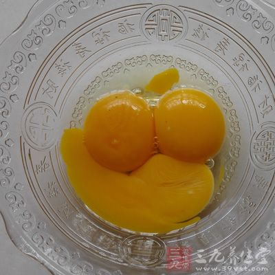 维生素B族丰富的食品是：鸡蛋黄