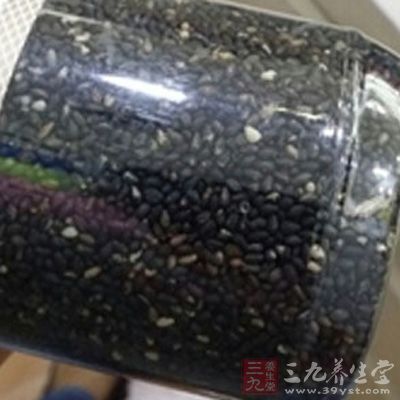 将适量的黑芝麻淘洗干净，晒干后炒熟，研碎，每次取30克，粳米100克煮粥既可食用