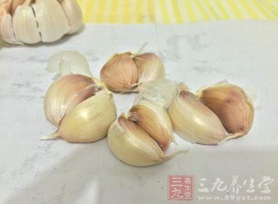 土豆3个，大蒜、面粉各适量