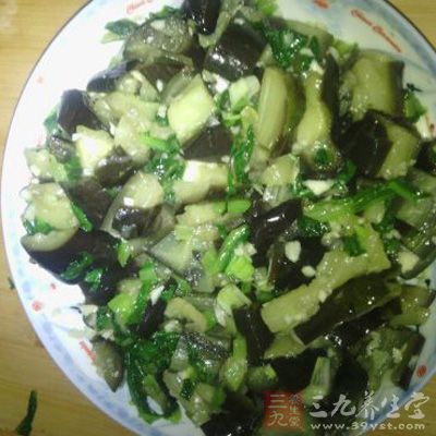 将蒜泥茄子放入冰箱冷藏1小时，就可以食用了，也可加些香菜