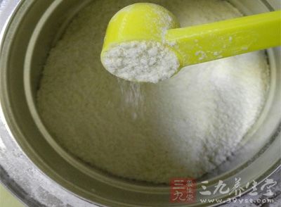 宝宝打嗝能喂奶吗 如何正确给宝宝喂奶