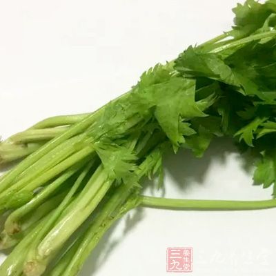 用芹菜根煎水喝，能治疗神经官能症引起的失眠