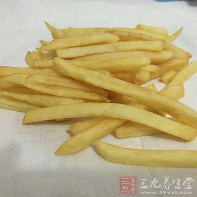 炸薯条之类的油炸食品都是不可避免的含有丰富的油脂