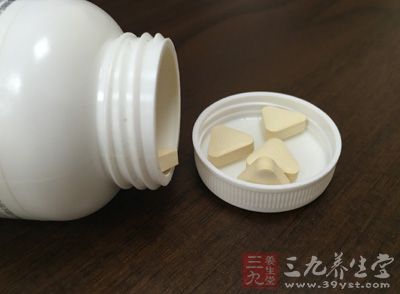 嘴里含1或者2片维生素c片，不用喝水，慢慢的咽下去