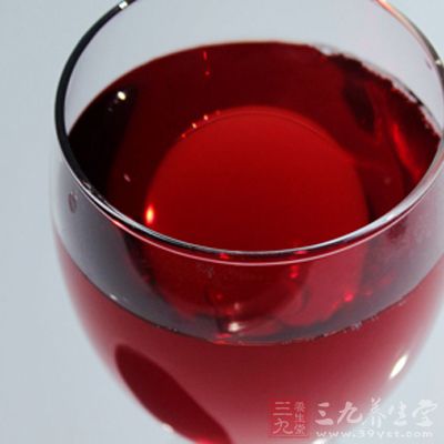 烧制鱼、羊等荤菜时,放一些料酒可以借料酒的蒸发除去腥气 烧制鱼、羊等荤菜时,放一些料酒可以借料酒的蒸发除去腥气