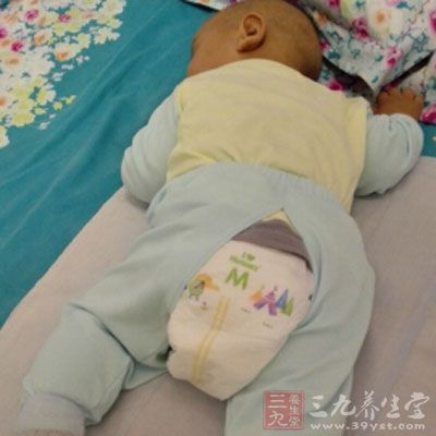 夜间可以给宝宝用纸尿裤，但白天最好还是给宝宝准备一些布尿裤