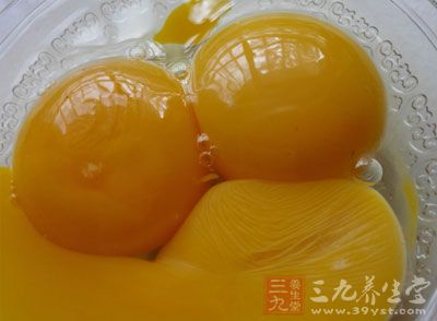新鲜鸡蛋一个，煮熟后除去蛋白，留下蛋黄