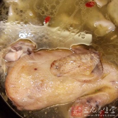 饮汤食鸡肉