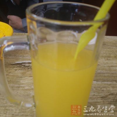 有些女生經(jīng)常只喝一杯果汁就當(dāng)搞定早餐了