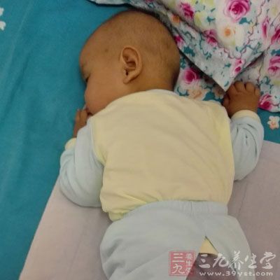 幼兒亂摳鼻孔，引發(fā)鼻炎，不僅容易患感冒，而且會導(dǎo)致記憶力下降。