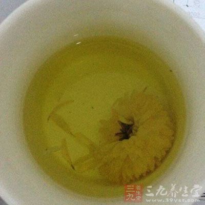可经常用金银花、白菊花或乌梅甘草汤等代茶喝。