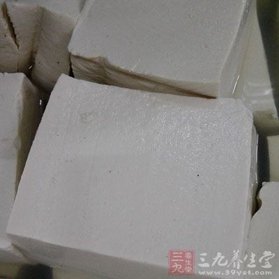 豆制品主要是豆腐，开水烫过或在鱼汤里煮煮