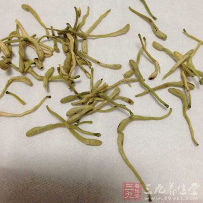 金銀花(或菊花)湯。金銀花(或菊花)30克