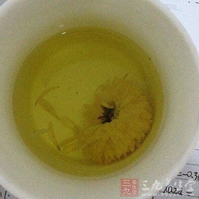 喝菊花茶：菊花茶能夠降溫醒腦