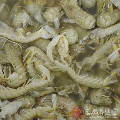 竹蓀6根、新鮮基圍蝦10只、海帶8個、北豆腐100克、生菜1棵，食鹽適量