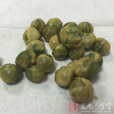 把干豌豆洗干净，然后在豌豆中注入两倍的水