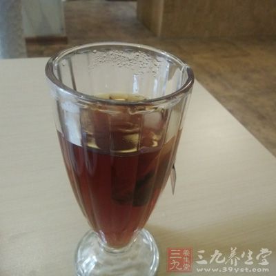 将茶水经茶水过滤网倒入杯中