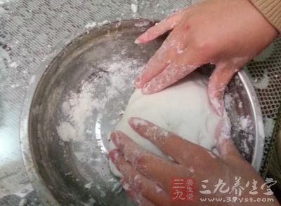 面粉加入酵母水和成软面团