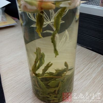 绿茶中的生物硷成分对痛风患者不是很好，所以痛风的人好喝淡一点的绿茶